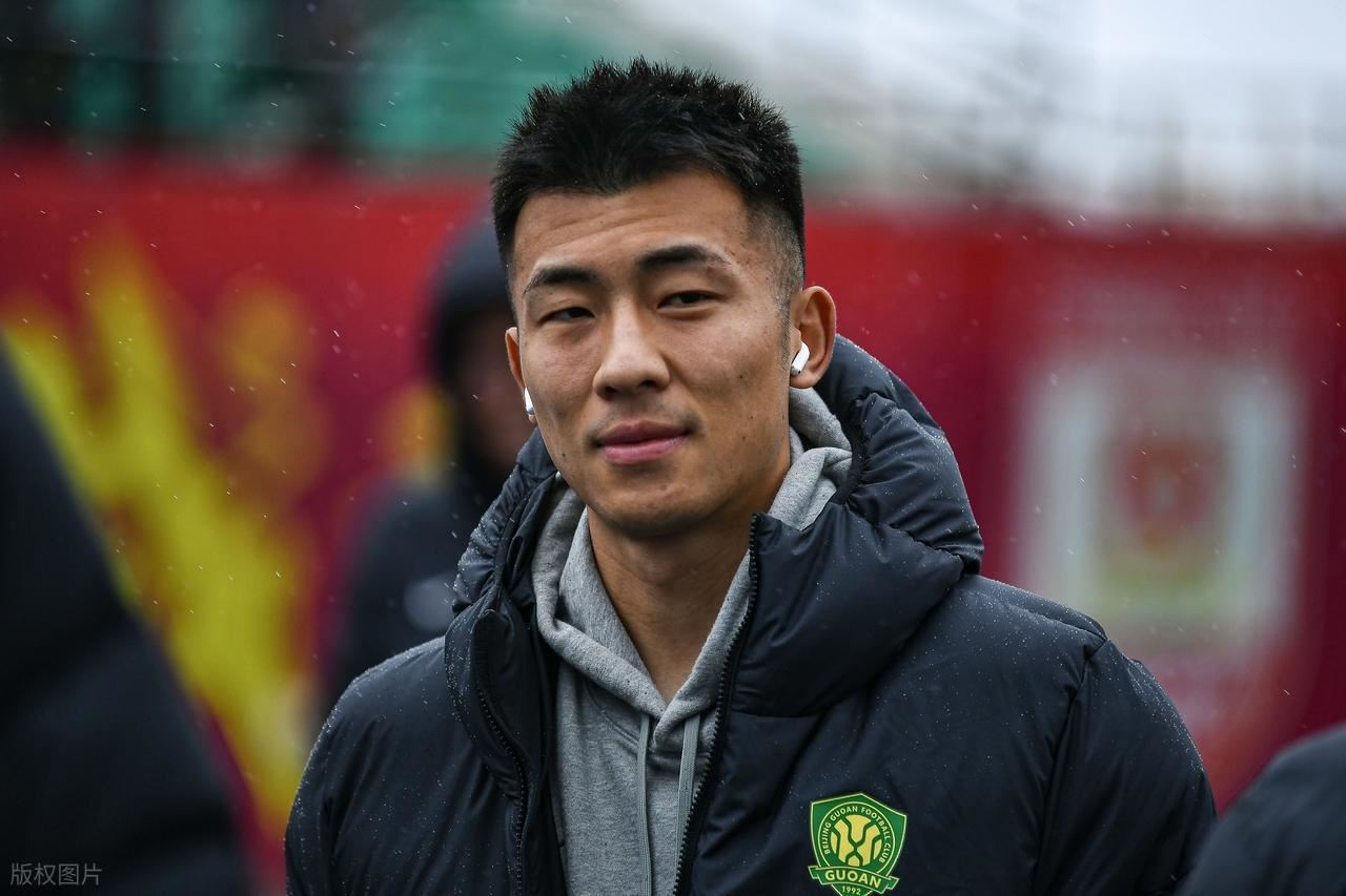又受伤了！北京国安再次官宣何宇鹏骨折，受伤位置和去年一模一样