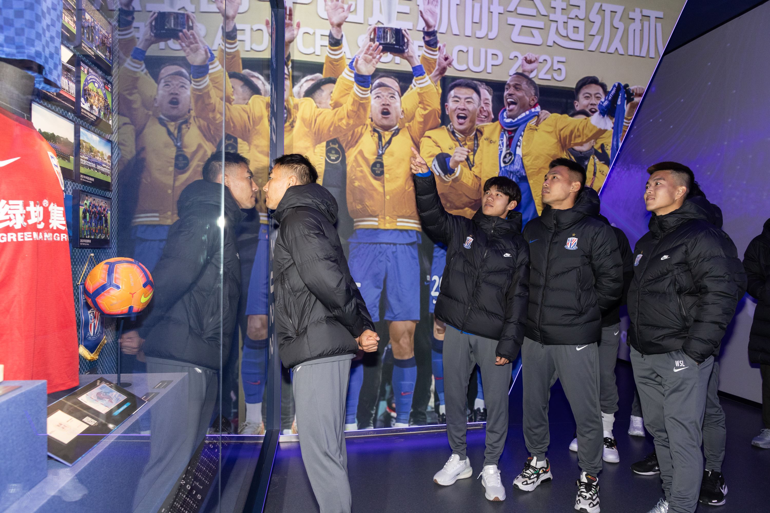申花全体队员参观申花中心 感受球队历史文化传承