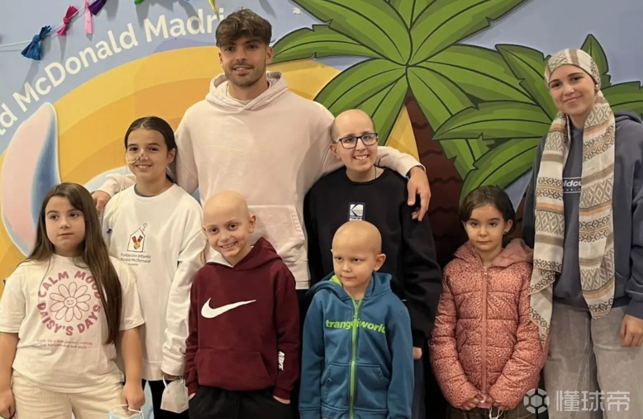 看望患癌儿童，劳尔-阿森西奥为慈善机构捐赠厨房用品