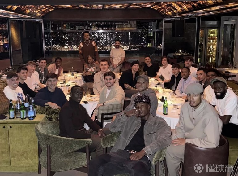 没带教练,皇马一线队所有球员举行了一次团队晚宴
