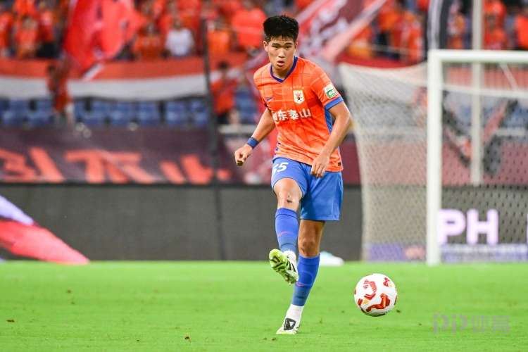 官方：山东泰山与20岁后卫彭啸续约 合同期至2030年底