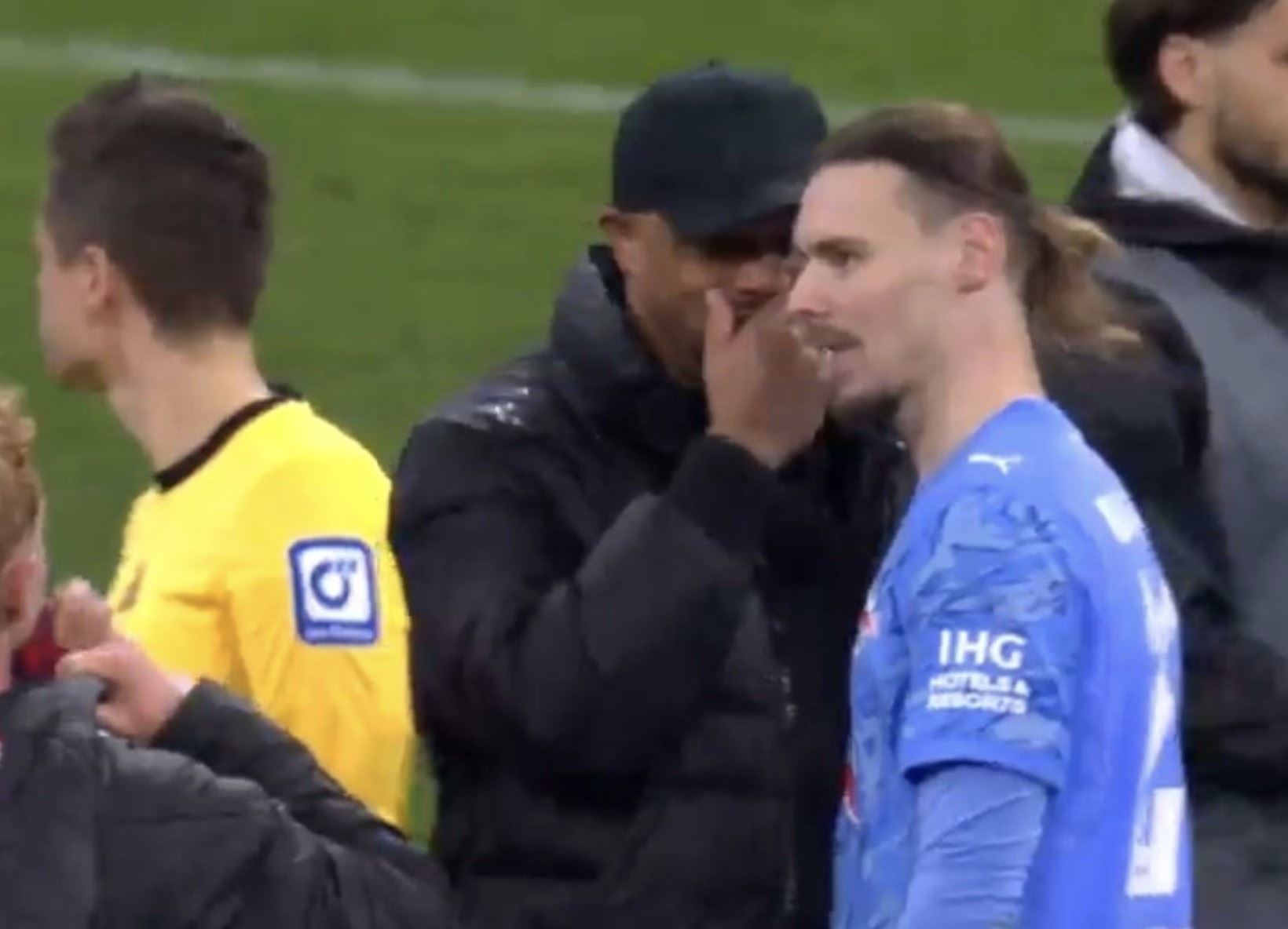 聊啥呢,孔帕尼赛后和莱比锡门将、同胞范德沃特窃窃私语