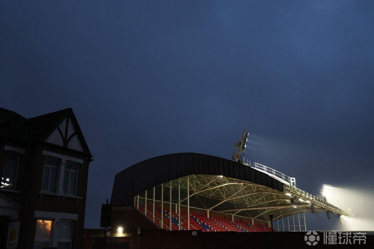 英超官方：因交通堵塞，水晶宫vs伯恩利的比赛推迟10分钟开球