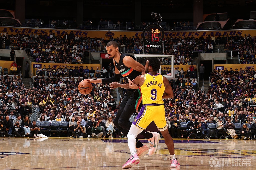 炸裂,文班亚马对阵湖人半场17投12中砍下37分