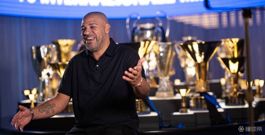 阿德里亚诺造访国米总部，并且参观了俱乐部的奖杯陈列室