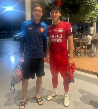 周缘德晒与晋鹏翔、和晓强合照，三人曾帮助大连英博冲超