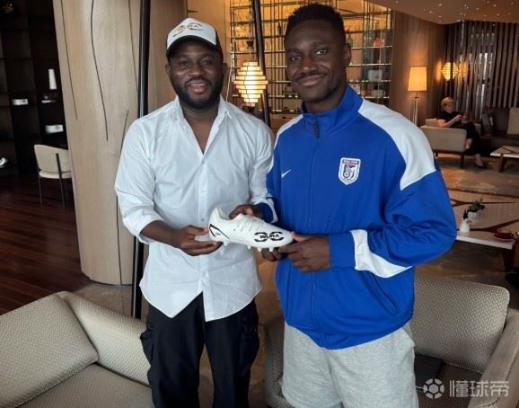 大连人旧将艾力士晒与马莱莱合影：希望他本赛季能进更多的球