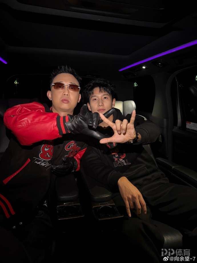 向余望晒与GAI、布瑞吉合影：肩并肩为重庆而战！