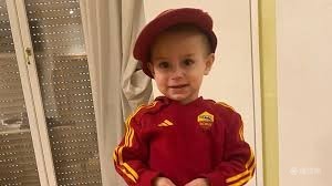 患罕见病的罗马小球迷一岁半起就持有球队季票，罗马官方发文致敬