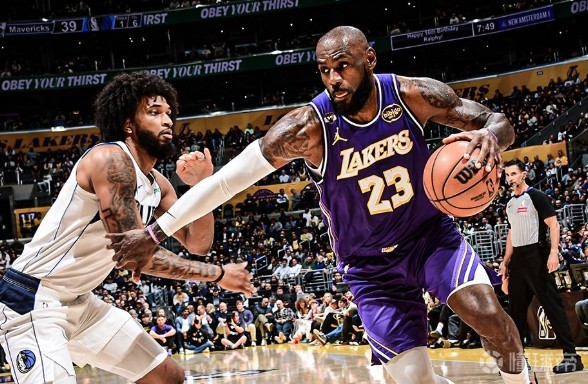 詹姆斯:我就是一个傻乎乎的41岁大叔,打球赚钱让我很高兴