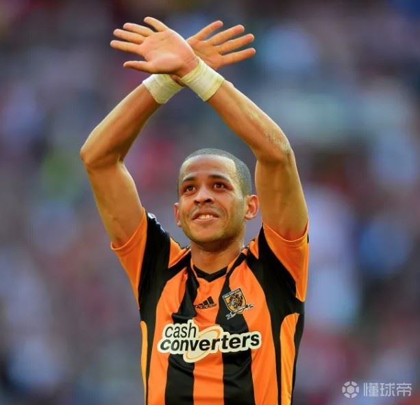 前队友：客场出征时我们在大巴上玩游戏，罗塞尼尔在研究足球