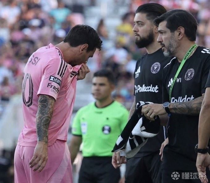 记者：据俱乐部内部消息，梅西至少伤缺两周