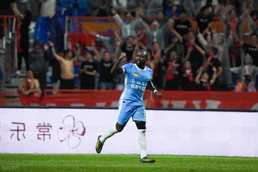 大连英博本赛季压哨引援锁定阿奇姆彭，未来值得期待，引发热议