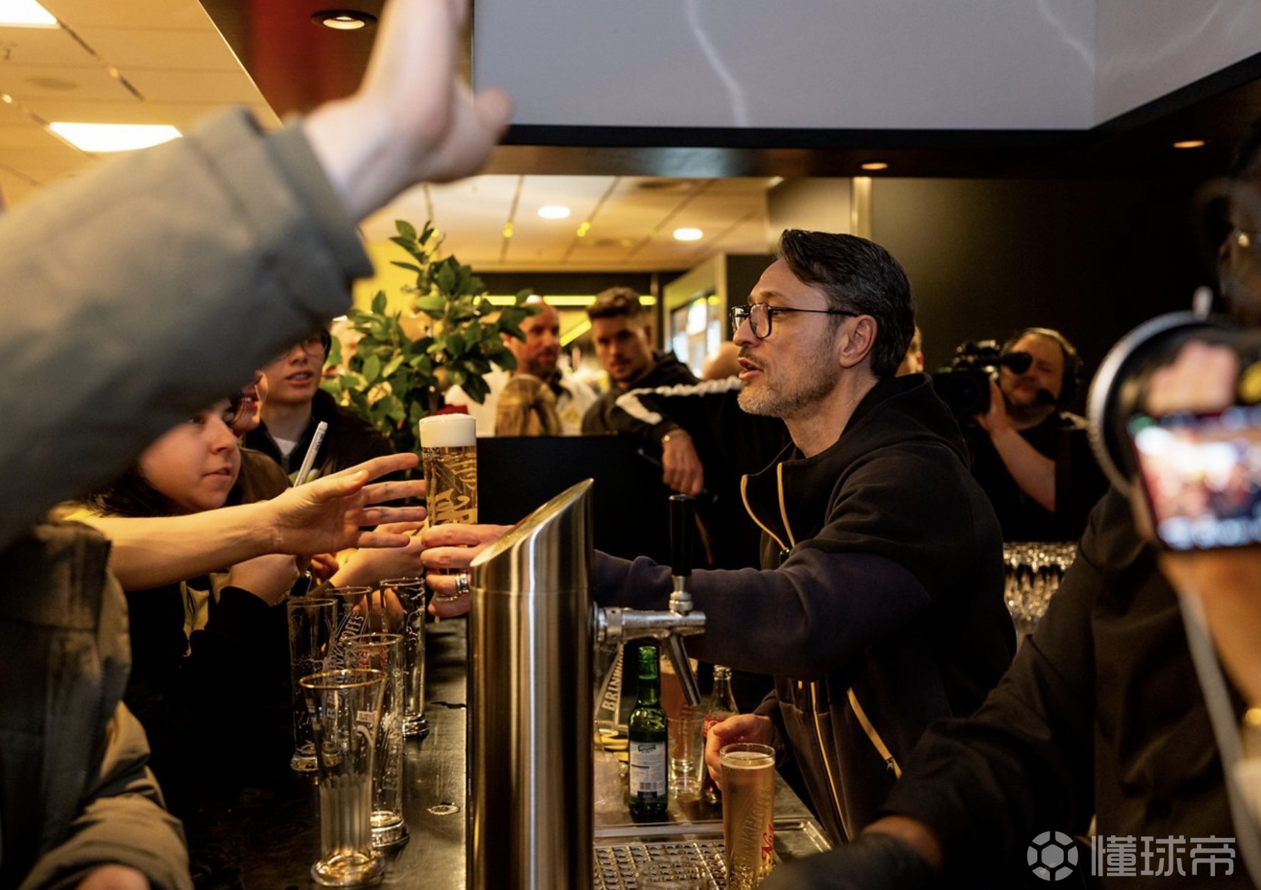 多特举办球迷招待会，科瓦奇亲自给球迷接啤酒
