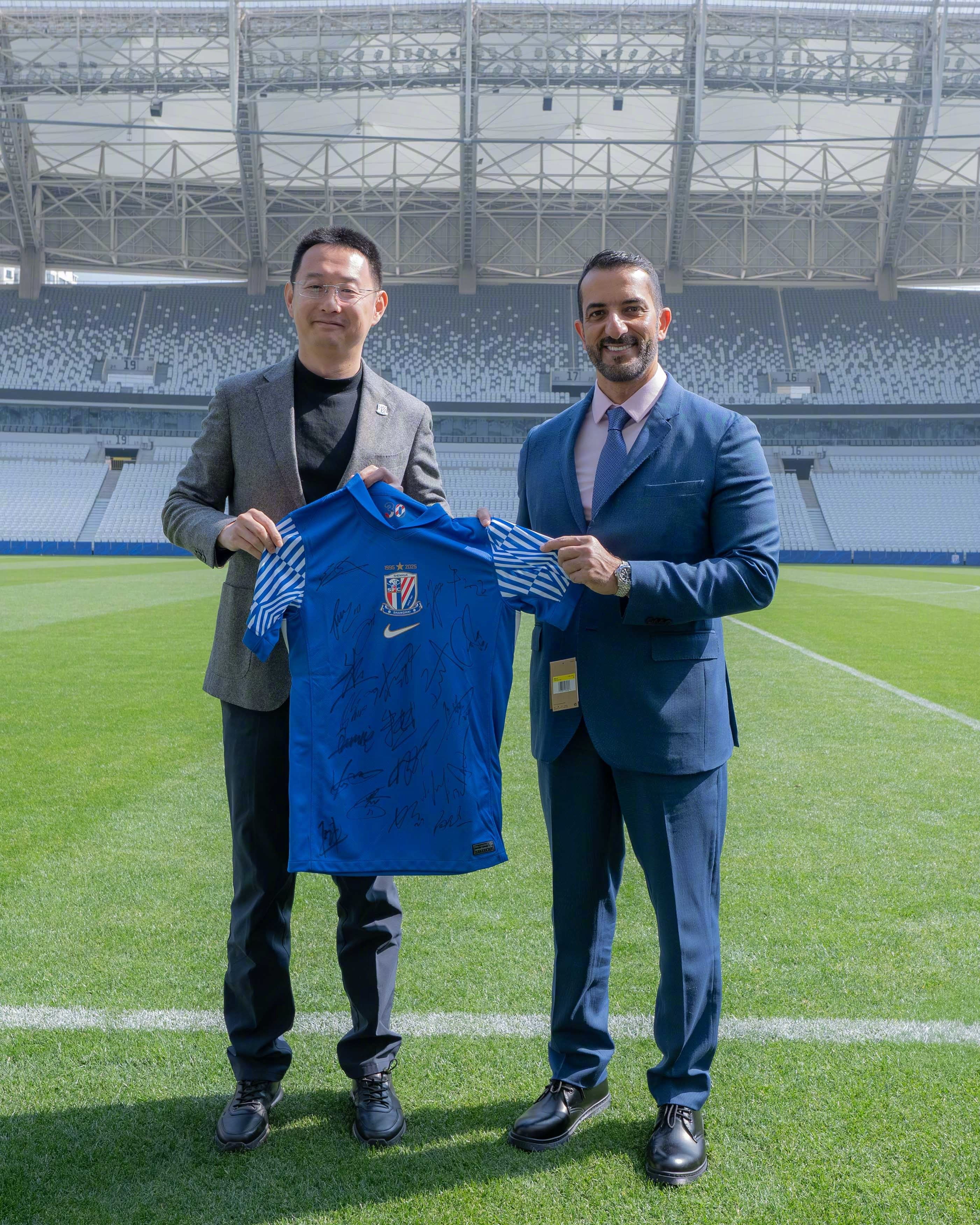 阿联酋沙迦副酋长率团拜访上海申花，申花方面赠送球衣+签名足球