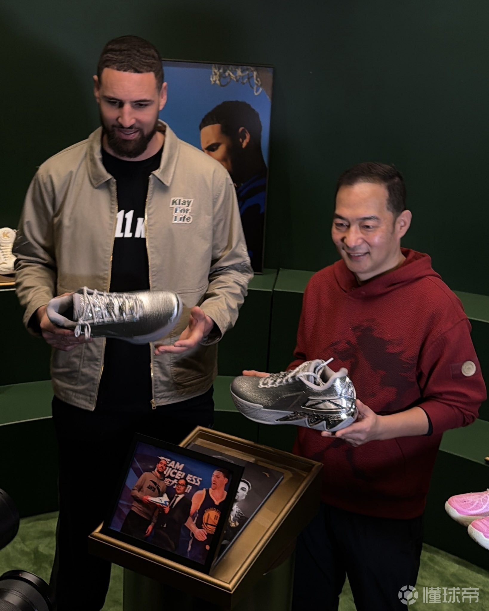 记者：克莱-汤普森与安踏签下终身合同