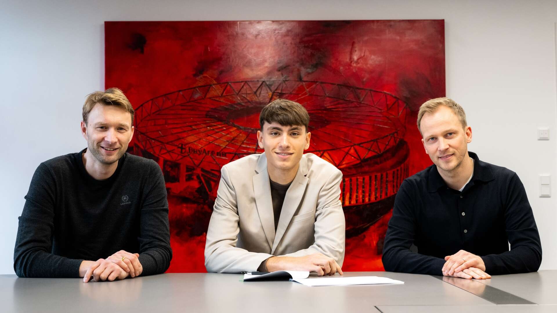 官方：勒沃库森签下红星17岁中锋达米亚诺维奇，球员今夏加盟