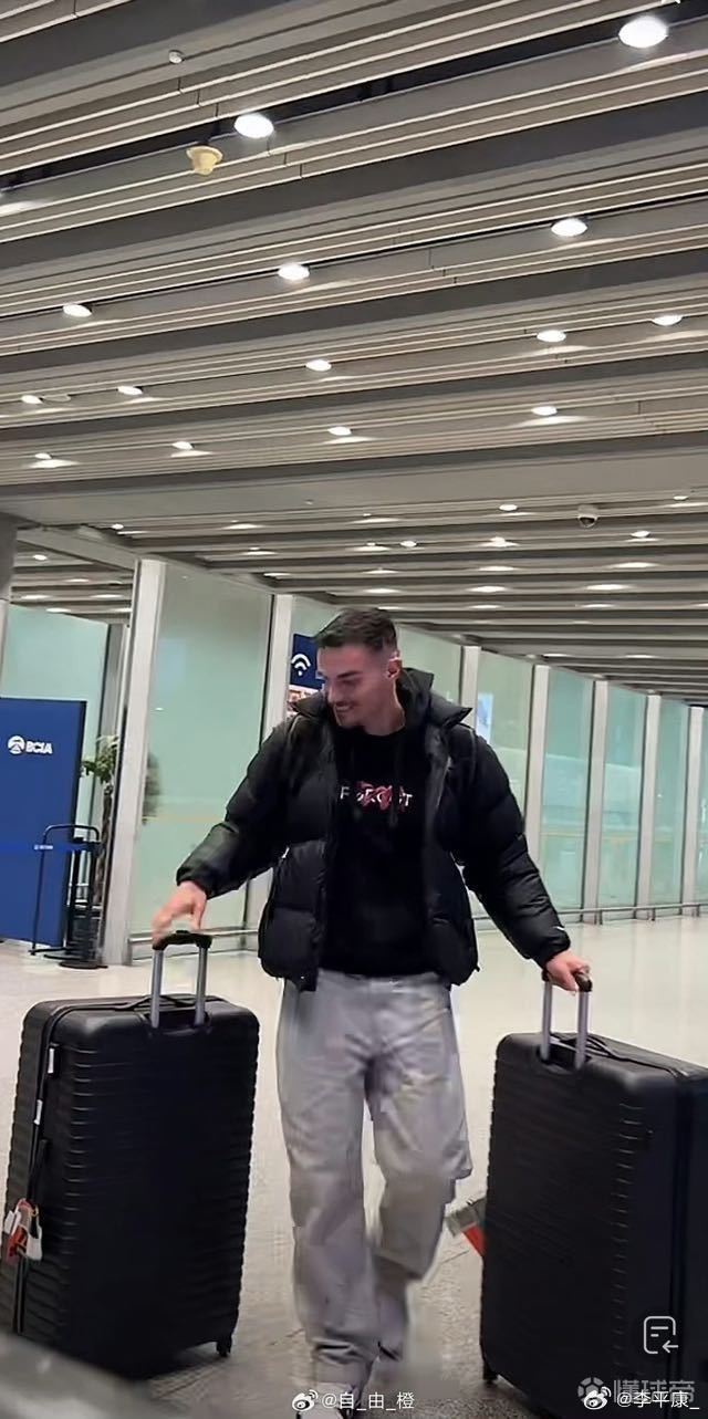 终于来了，山东绯闻外援中卫阿尔瓦罗抵达首都国际机场