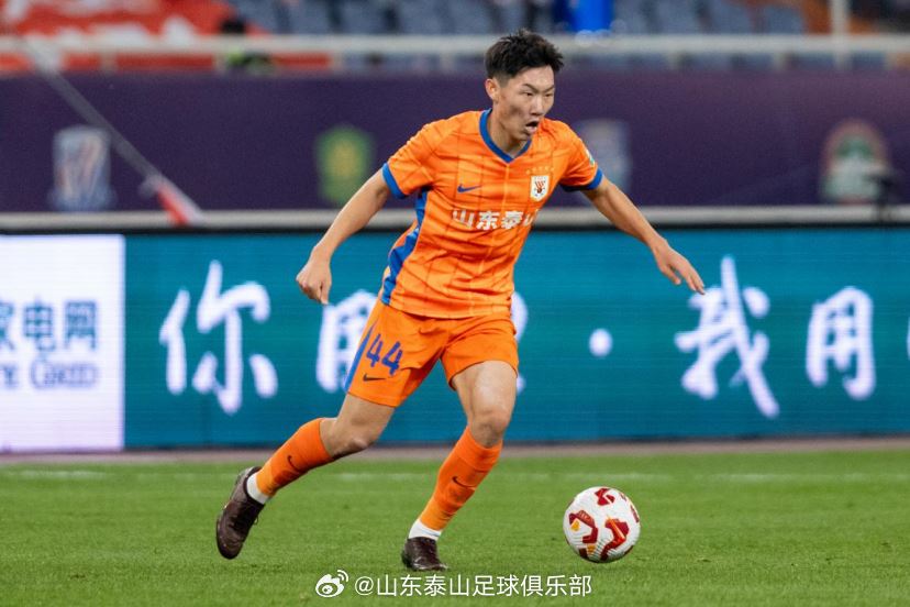经友好协商，山东泰山足球俱乐部与球员史松宸完成续...