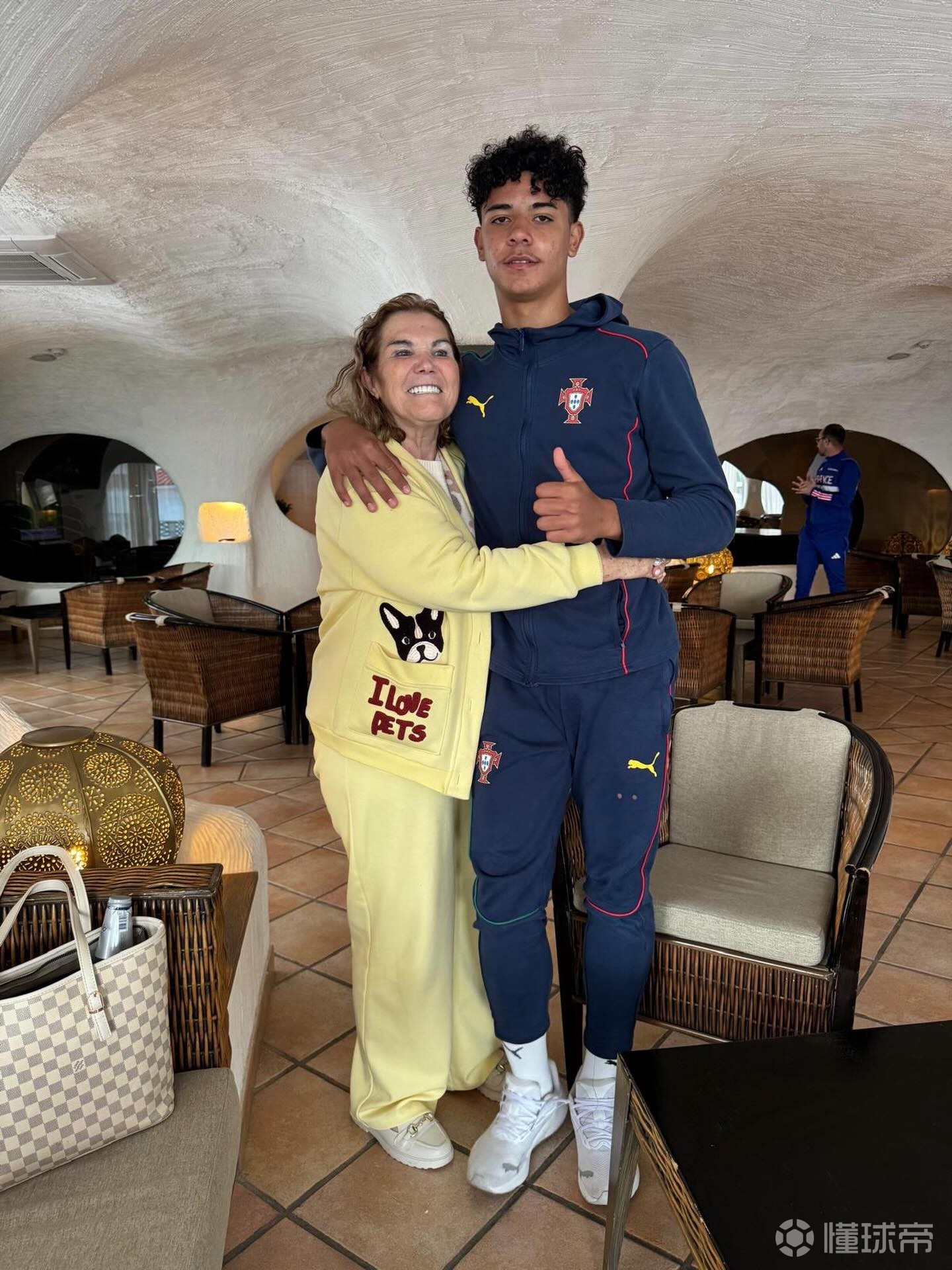 奶奶的骄傲！C罗母亲晒迷你罗合照，为孙子出战U16比赛加油