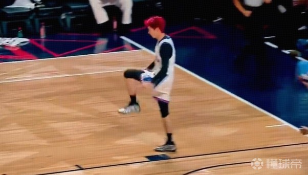 致敬偶像,王鹤棣下快攻接林书豪长传完成上篮,随后霸王步庆祝