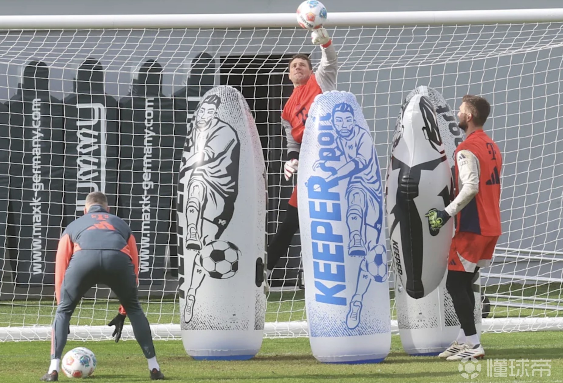 图片报:乌尔赖希的未来很大程度上取决于诺伊尔的决定