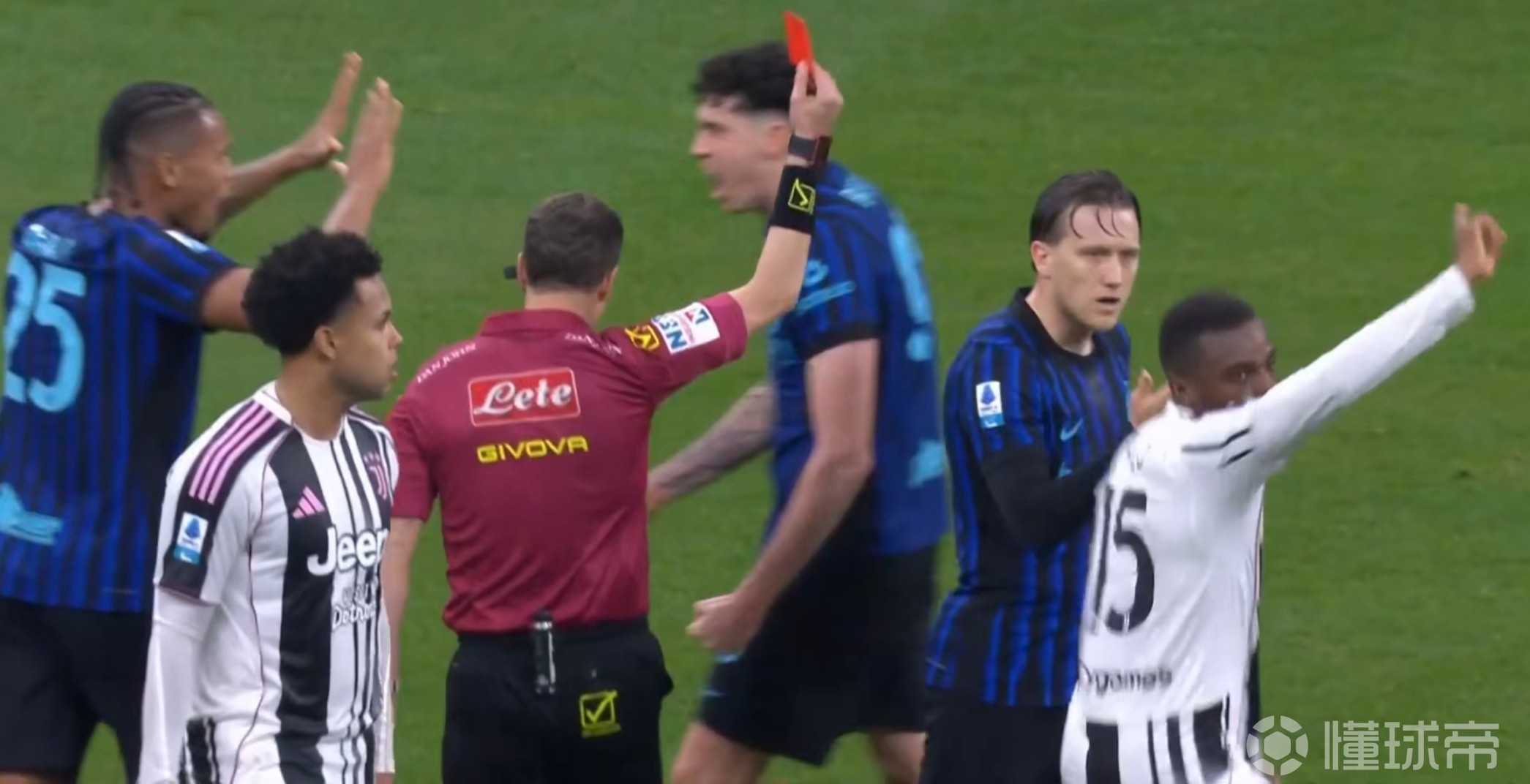 安布:巴斯托尼很不体面,他既对不起足球,也对不起他自己