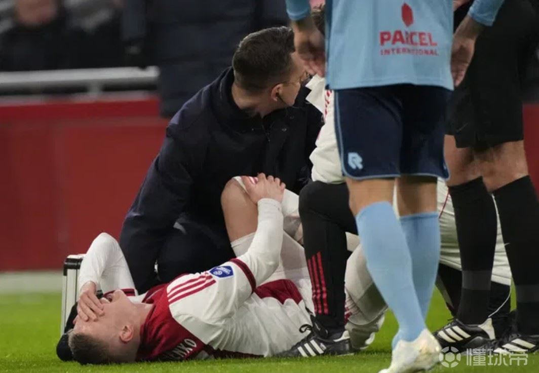 倒霉，津琴科加盟阿贾克斯后首次首发，仅仅6分钟就伤退