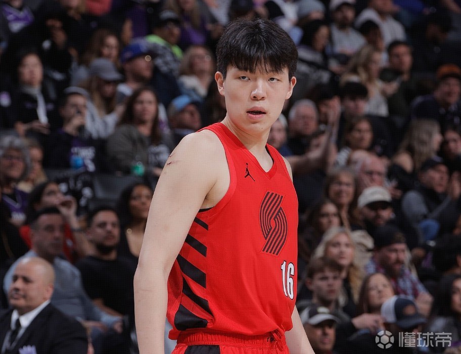 略显尴尬,杨瀚森禁区内近距离勾手结果三不沾