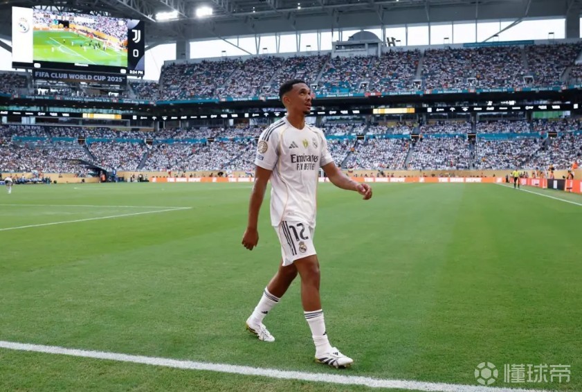 马卡盛赞阿诺德:他是皇马进攻节拍器,弧线长传媲美贝克汉姆