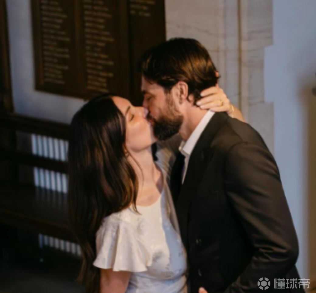 太阳报:40岁的前南安普顿主帅拉塞尔-马丁与前性感模特结婚