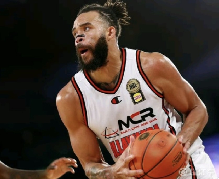 记者:麦基和老鹰的合同将于月底终止,预计第二阶段亮相CBA