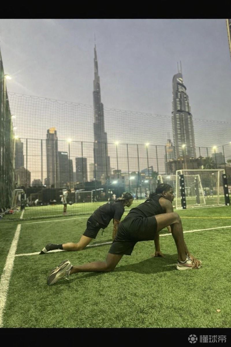 休假不休息，曼联小将海文、约罗在迪拜一起加练