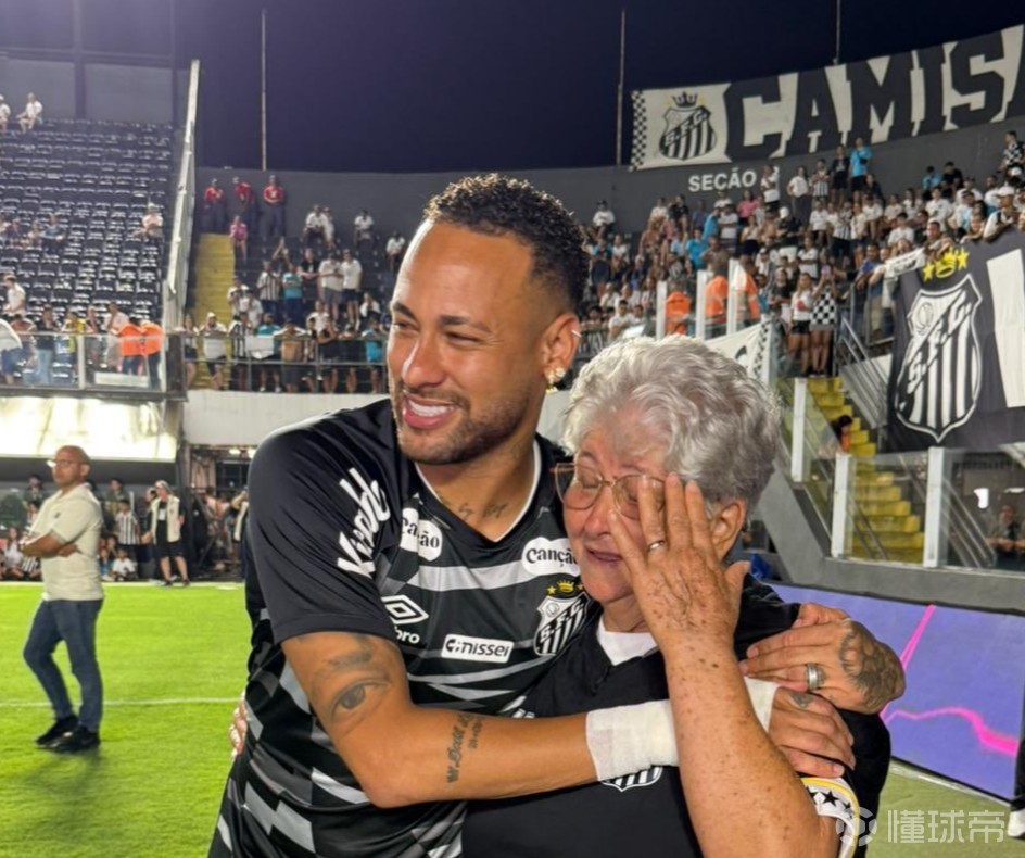 内马尔邀请老球迷观赛并拥抱合影，后者激动落泪