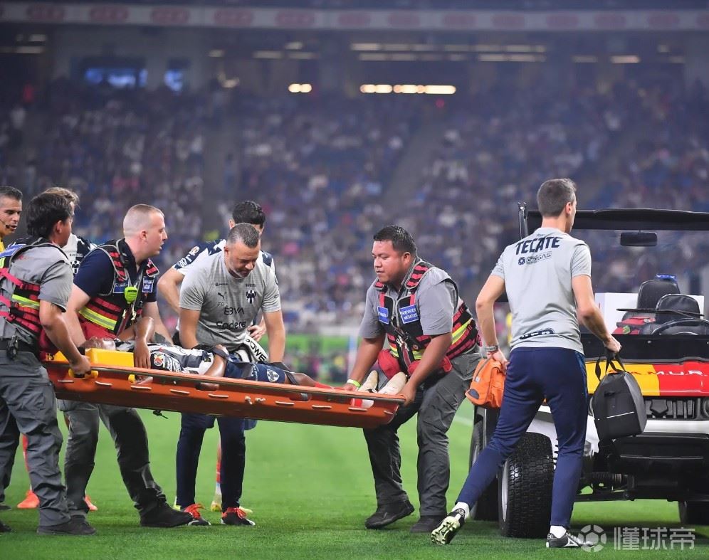 19场仅打入1球,马夏尔在墨超遭遇肩膀脱臼,被担架抬离场