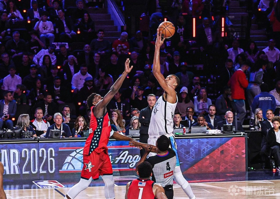 爱德华兹和布伦森盛赞文班：他为全明星的比赛定下了基调