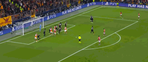 第60分钟，萨拉开出任意球，达文森-桑切斯头球破门，尤文2-3