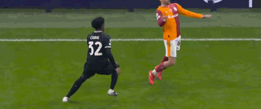 第67分钟，尤文雪上加霜，替补登场的卡瓦尔吃到第二张黄牌被罚下