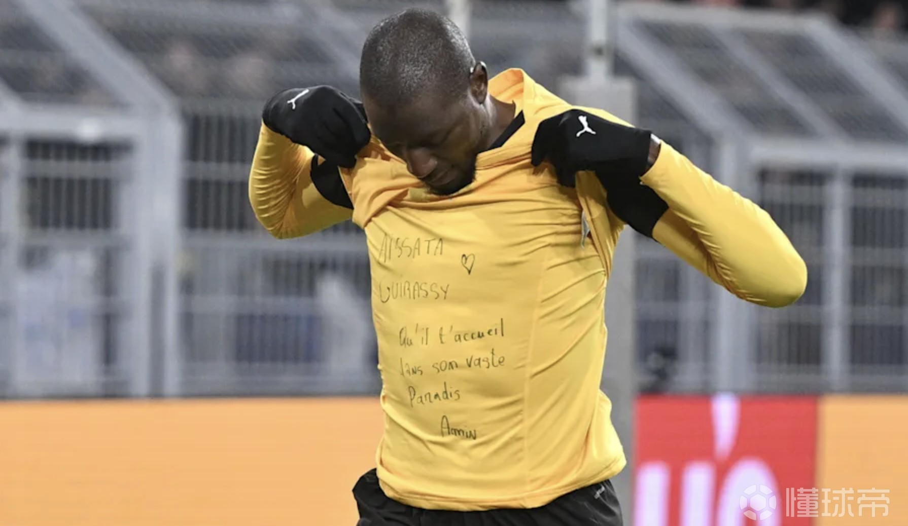 悼念亲属，吉拉西的内衬上写着“愿他在广阔的天堂里欢迎你”