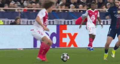 第22分钟，克瓦拉茨赫利亚抢断造点，维蒂尼亚点球被扑