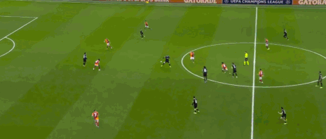 第32分钟，麦肯尼助攻，库普梅纳斯爆射上角得分，尤文2-1