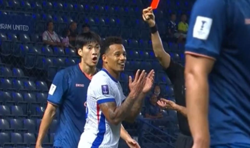 申花天崩开局！两球落后少打一人，拉唐肘击染红，名哨争议判罚