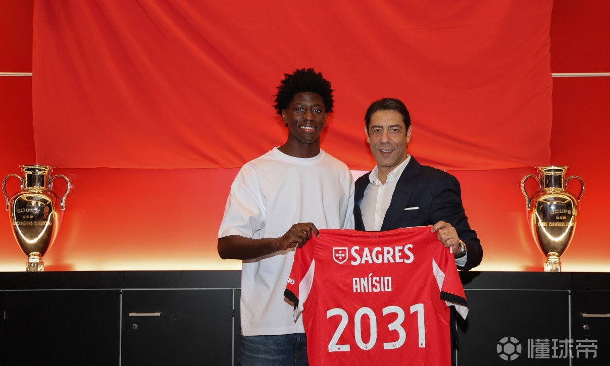 官方：本菲卡与小将阿尼西奥续约至2031年；据悉解约金1亿欧