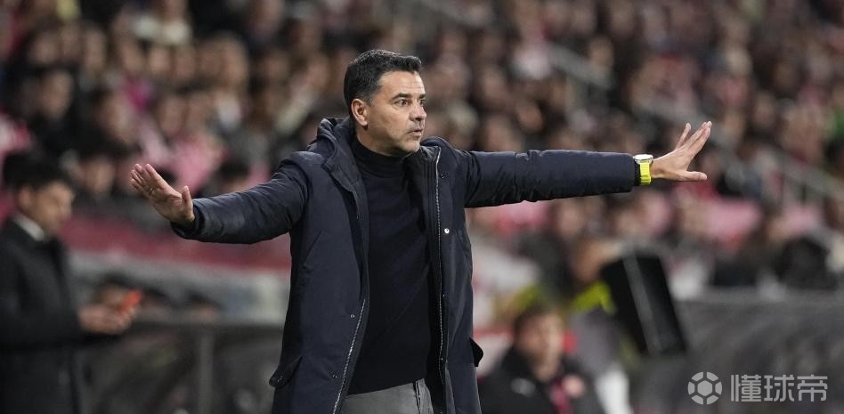 米歇尔：埃切韦里是用脚内侧冲着球去的，他没用鞋钉去踩孔德