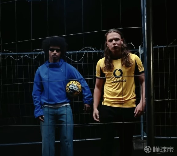 歌词涉枪，图片报：阿德耶米出演妻子新歌MV，多特不知道此事