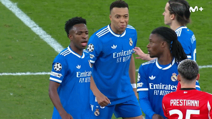 维尼修斯进球后疑似遭对手种族歧视 比赛一度中断