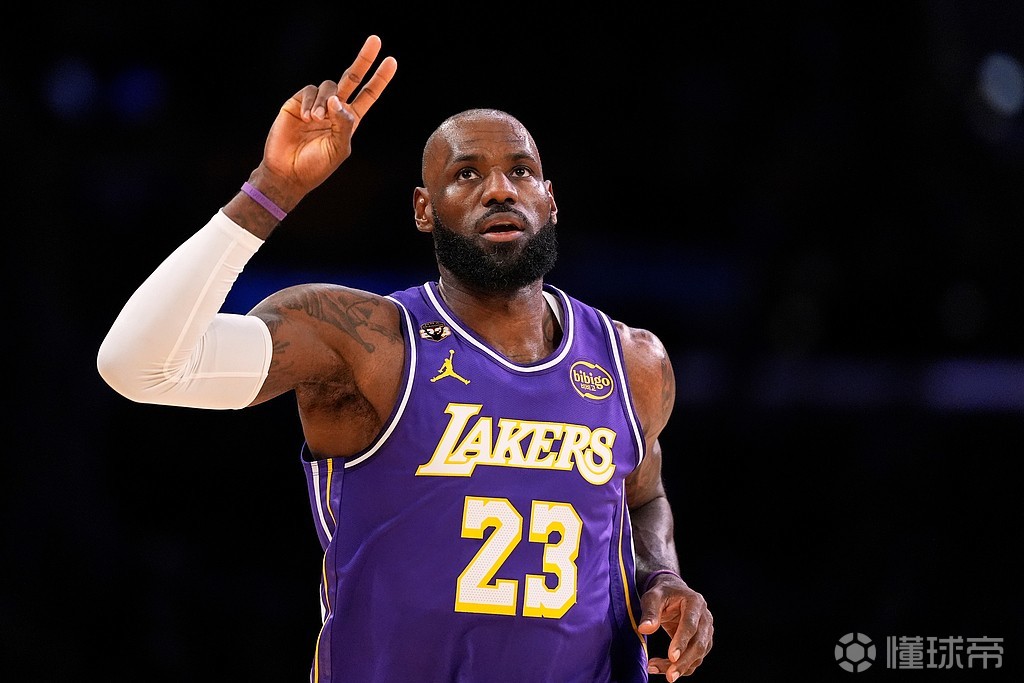 三双答卷,詹姆斯出场35分钟砍下28分10板12助攻,正负值+6