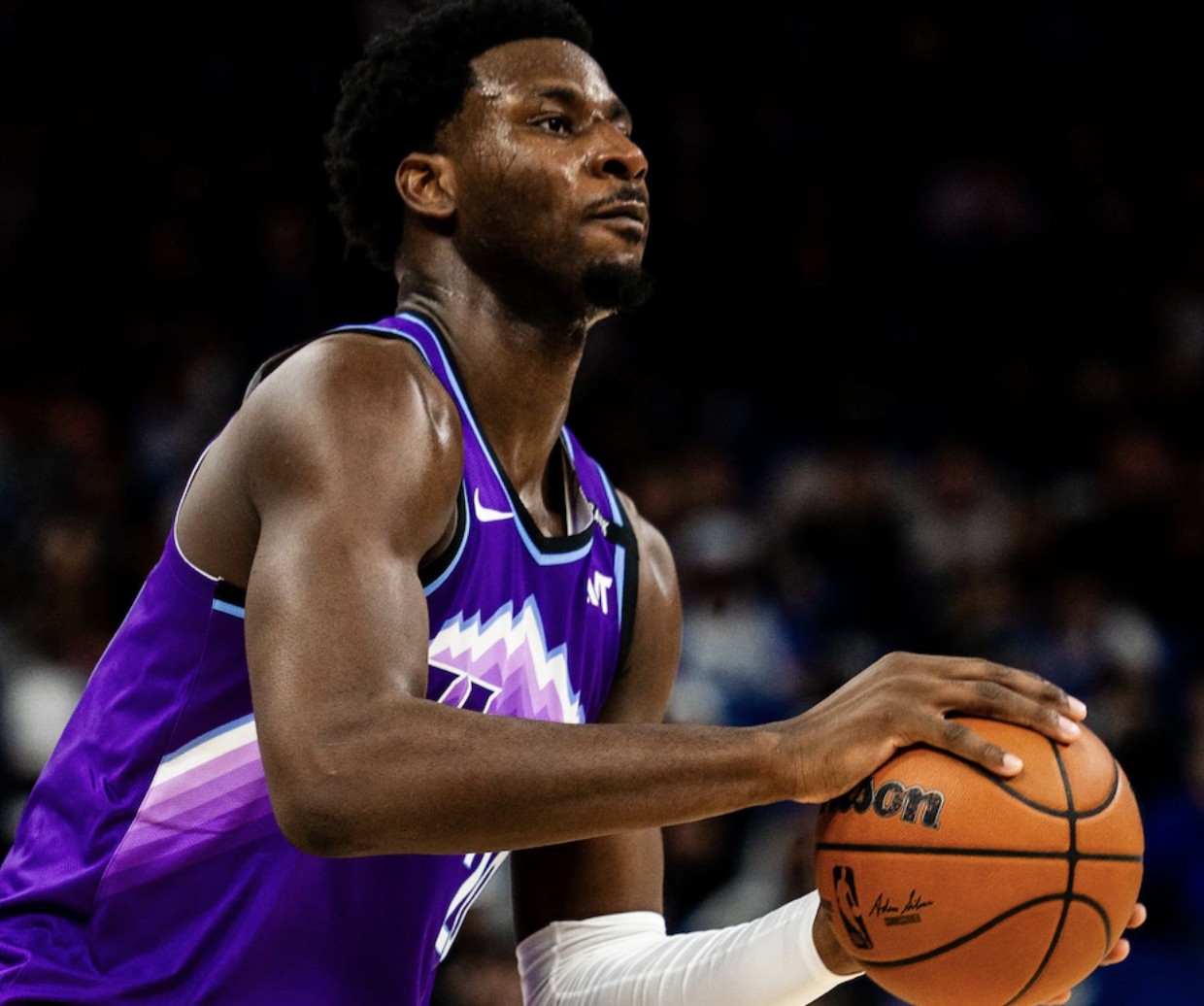 官方:小贾伦接受手术移除左膝局部滑膜炎肿块,四周后复查