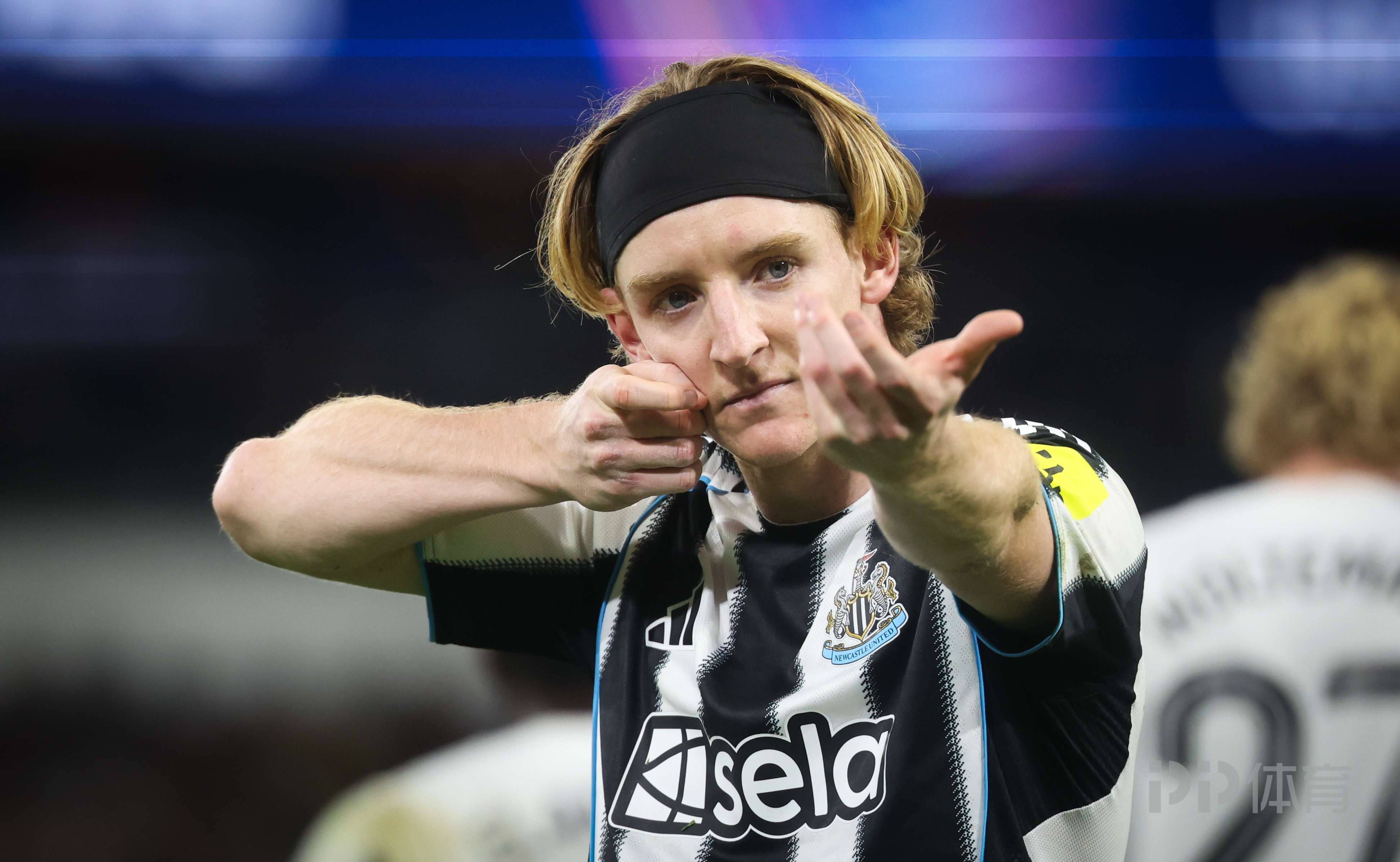 半场大四喜！欧足联官方：戈登当选本周欧冠最佳球员