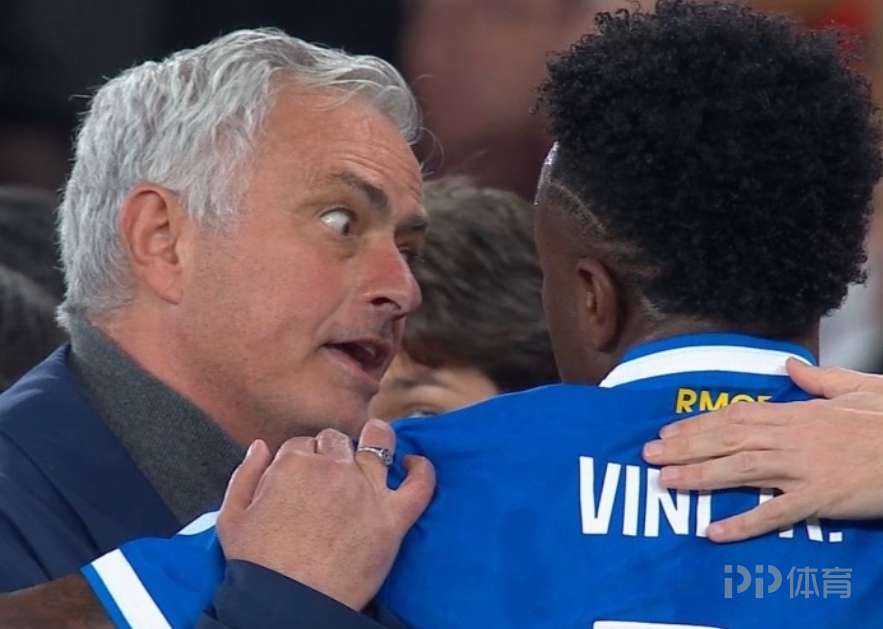 记者：维尼修斯对穆帅非常不满 没想到他会为种族歧视辩护